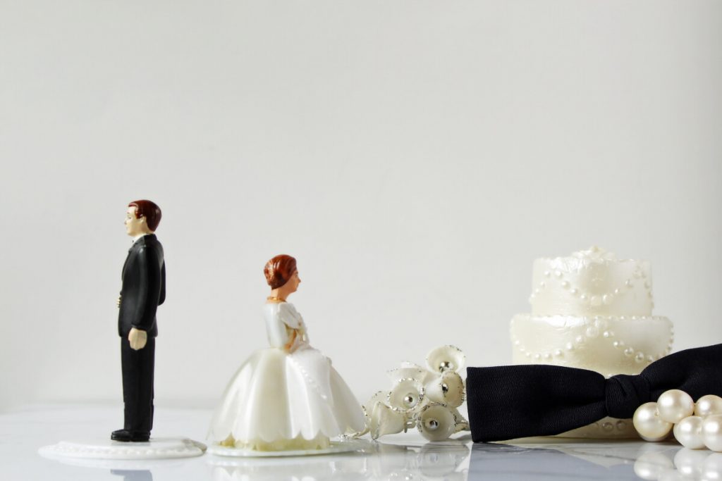 figurki ze ślubnego tortu odwrócone w przeciwne strony jako małżeństwo z problemami